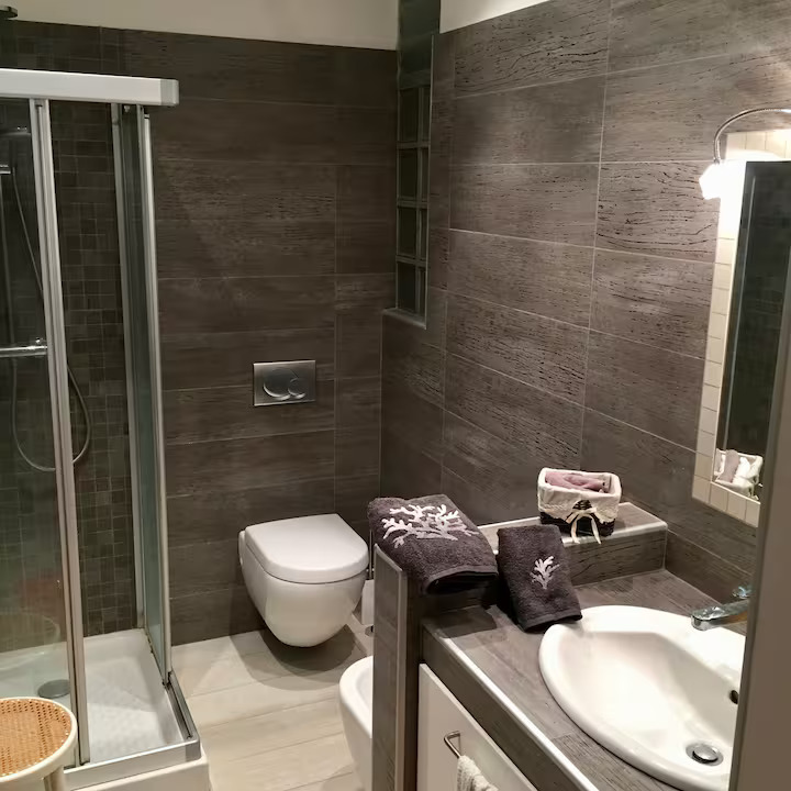 Bagno con doccia e finiture moderne