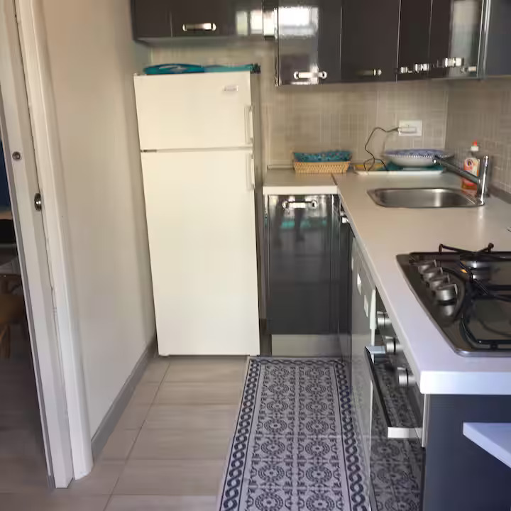 Cucina completa con lavastoviglie e forno