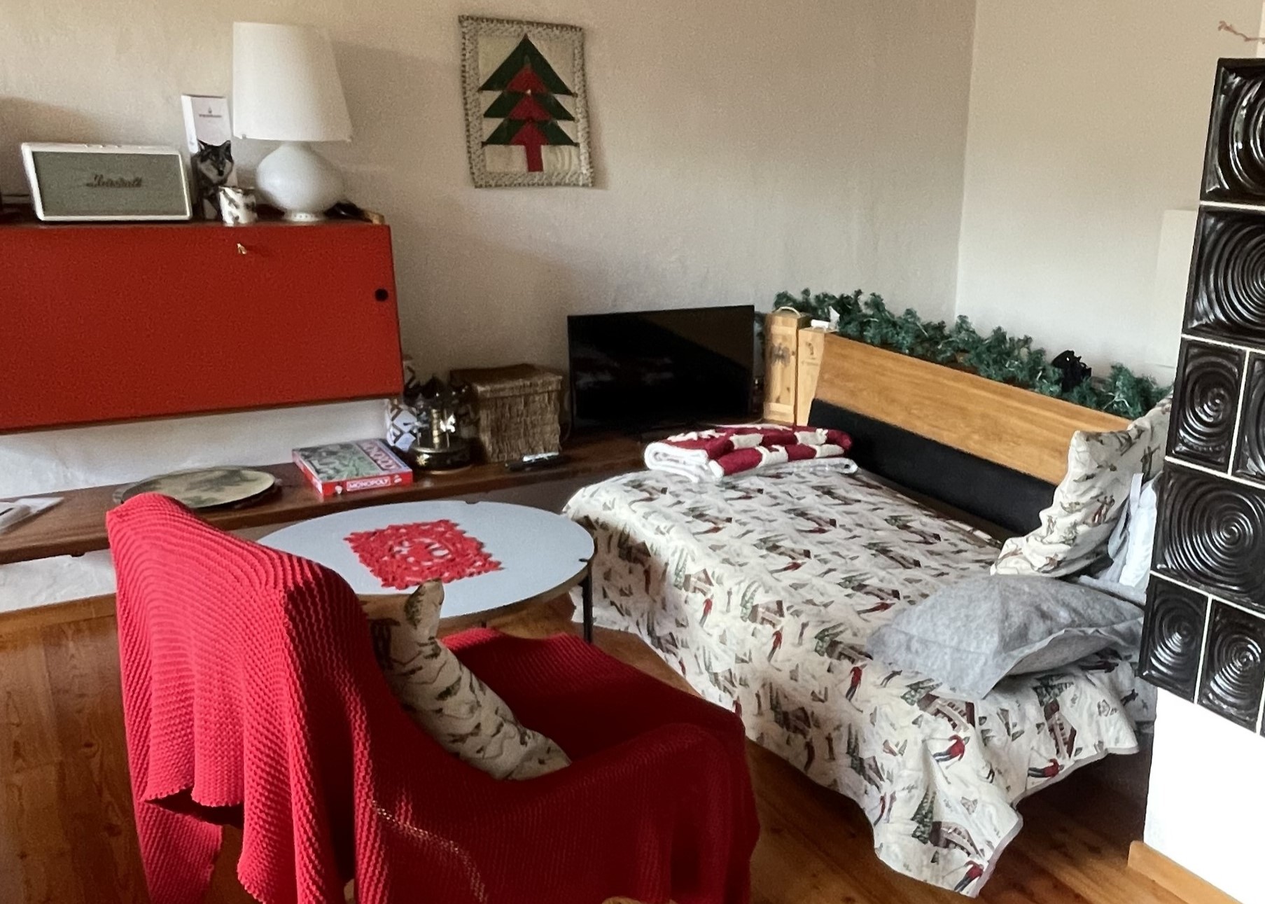 Salotto con divano, poltrona e TV