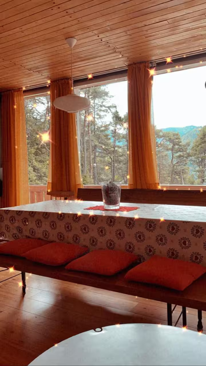 Zona pranzo con grande tavolo e vetrate